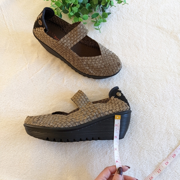 NWT Bernie Mev Mary Jane Wedges Size 8.5 - Picture 7 of 9